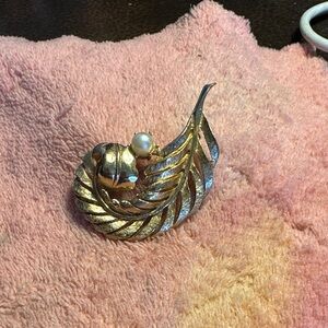 VTG Elegant Gold Tone Leaf Brooch with FAUX Pearl Accent